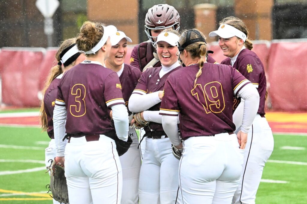 softball players